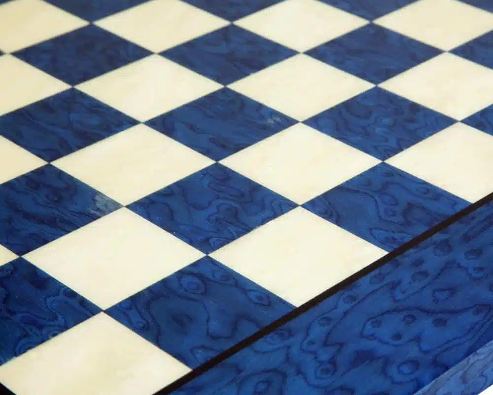 Set Rinascimento di Alta Gamma Scacchiera in Legno d'Acero Laccato Blu e Scacchi in Metallo Dipinti a Mano - immagine 11