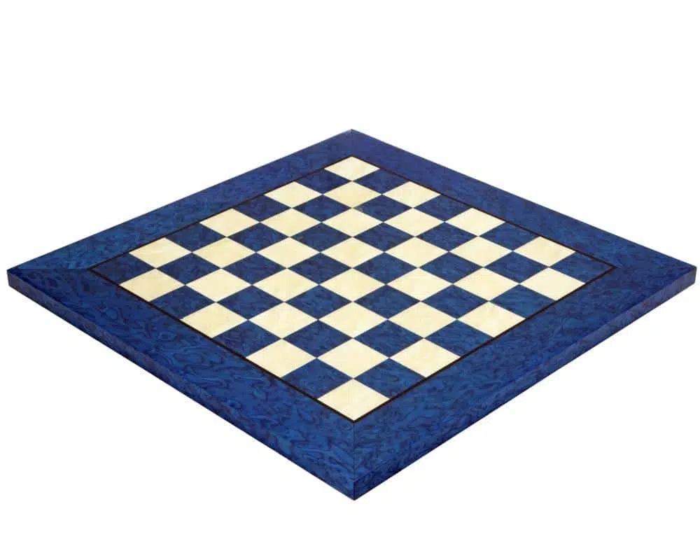 Set Rinascimento di Alta Gamma Scacchiera in Legno d'Acero Laccato Blu e Scacchi in Metallo Dipinti a Mano - immagine 9