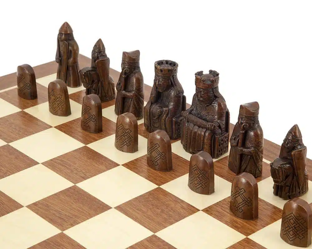 Set Isola di Lewis Gigante Scacchiera in Legno di Acero e Mogano e Scacchi Isola di Lewis - immagine 3