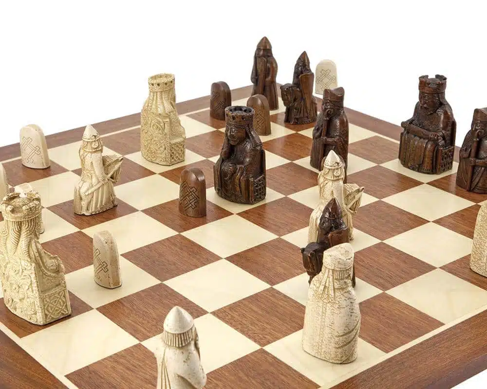 Set Isola di Lewis Gigante Scacchiera in Legno di Acero e Mogano e Scacchi Isola di Lewis - immagine 2