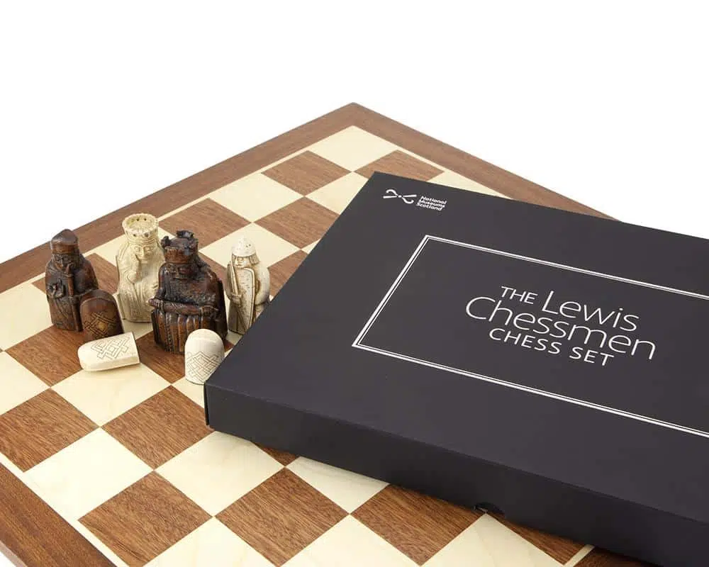 Set Isola di Lewis Gigante Scacchiera in Legno di Acero e Mogano e Scacchi Isola di Lewis - immagine 5