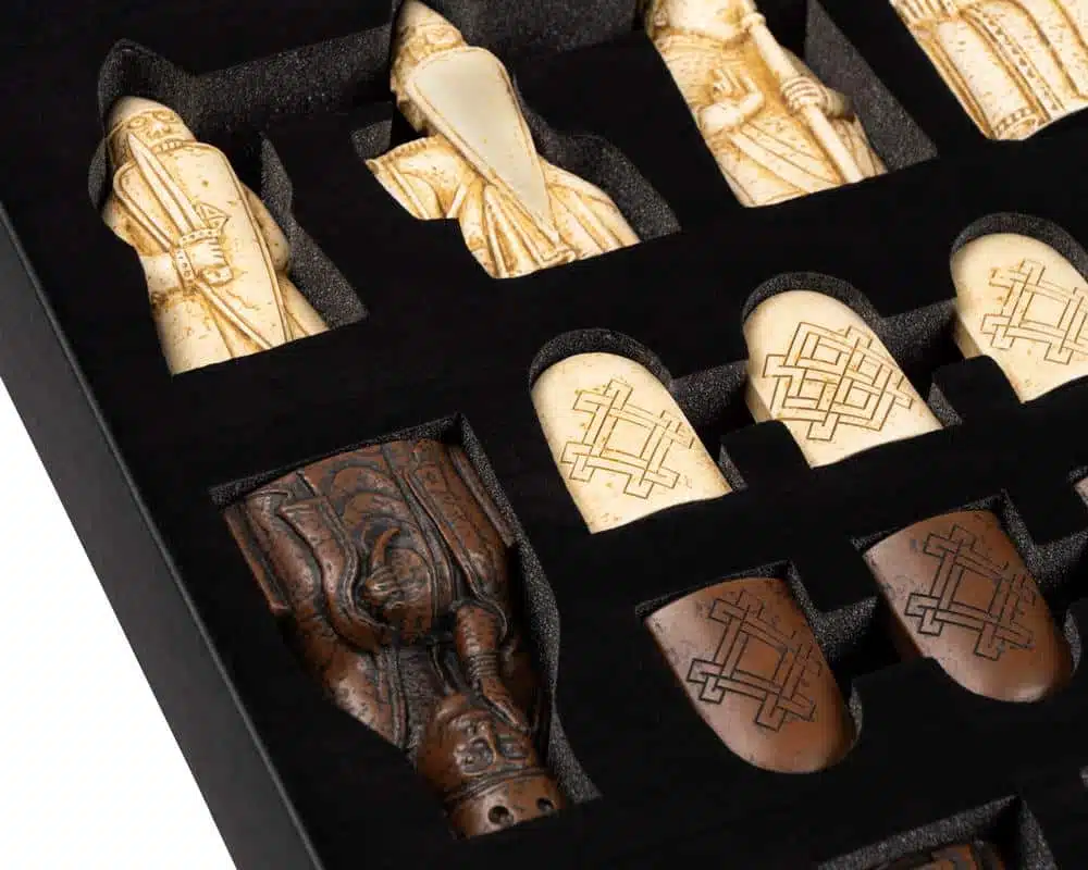 Set Isola di Lewis Gigante Scacchiera in Legno di Acero e Mogano e Scacchi Isola di Lewis - immagine 8