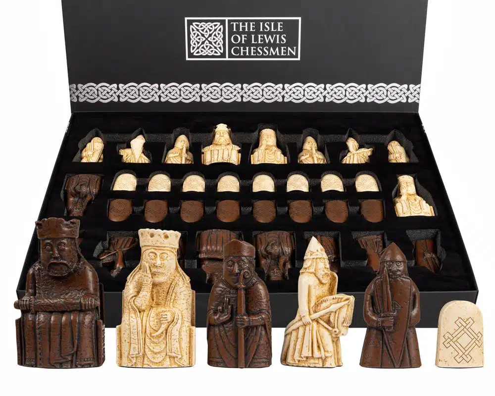 Set Isola di Lewis Gigante Scacchiera in Legno di Acero e Mogano e Scacchi Isola di Lewis - immagine 6