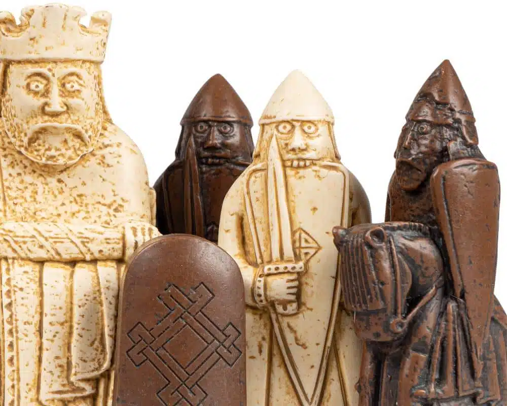 Set Isola di Lewis Gigante Scacchiera in Legno di Acero e Mogano e Scacchi Isola di Lewis - immagine 4