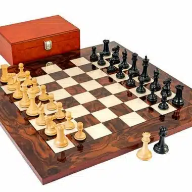 Ensemble "Souverain" Echiquier en Bois et Racine d'Erable, Jeu d'Echecs en Bois d'Ebene & Coffret de Rangement en Racine de Placage