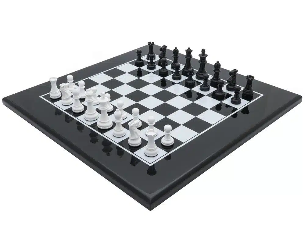 Set di Scacchi Bicolore Nero e Bianco Moderno in Legno