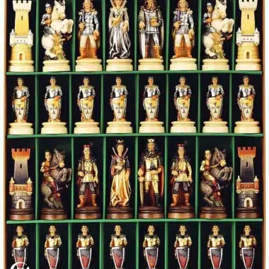 Jeu d'Echecs "Bergame Bouclier Face Peint à l'Huile et Dorures à la Feuille d'Or" en Bois des Alpes Massif Sculpté Traditionnellement