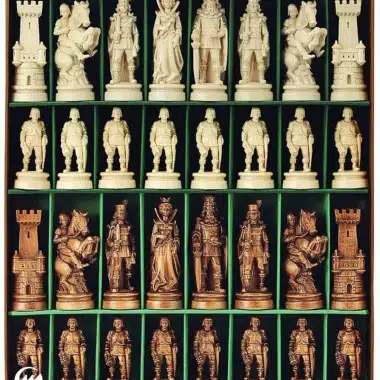 Jeu d'Echecs "Bergame Bouclier Côté Bruni et Poli à la Cire" en Bois des Alpes Massif Sculpté Traditionnellement