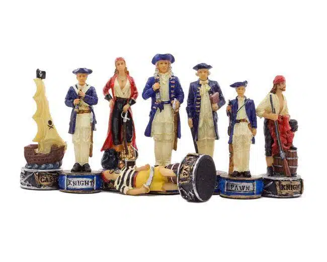 Set Pirati II Scacchiera in Legno e Scacchi in Resina Dipinti a Mano - immagine 5