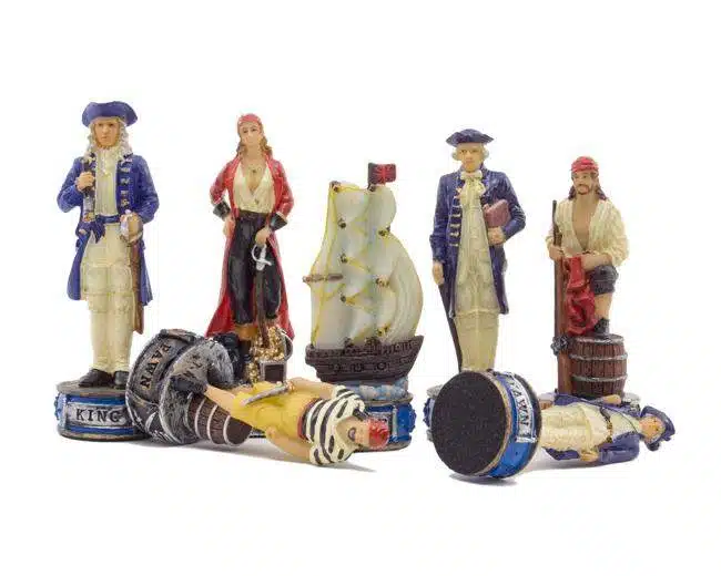 Set Pirati II Scacchiera in Legno e Scacchi in Resina Dipinti a Mano - immagine 6