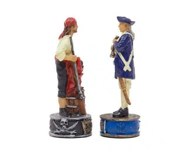 Set Pirati II Scacchiera in Legno e Scacchi in Resina Dipinti a Mano - immagine 9