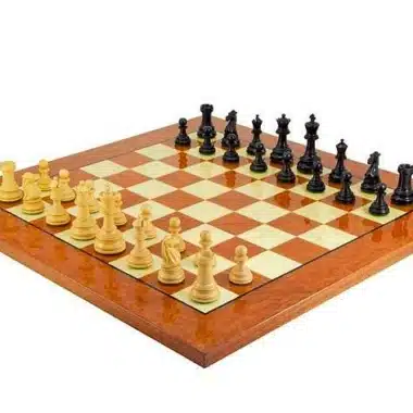 Set Cheltenham Luxe Scacchiera in Legno di Olmo e Radica d'Acero Laccato & Scacchi in Legno di Ebano