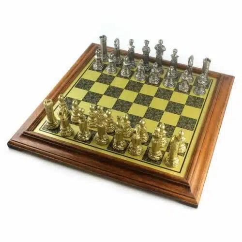 Set Impero Romano VII Scacchiera su Piedistallo in Legno e Scacchi in Metallo - immagine 2