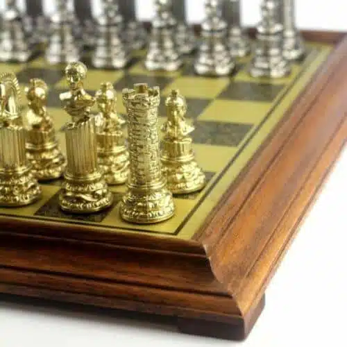 Set Impero Romano VII Scacchiera su Piedistallo in Legno e Scacchi in Metallo - immagine 4