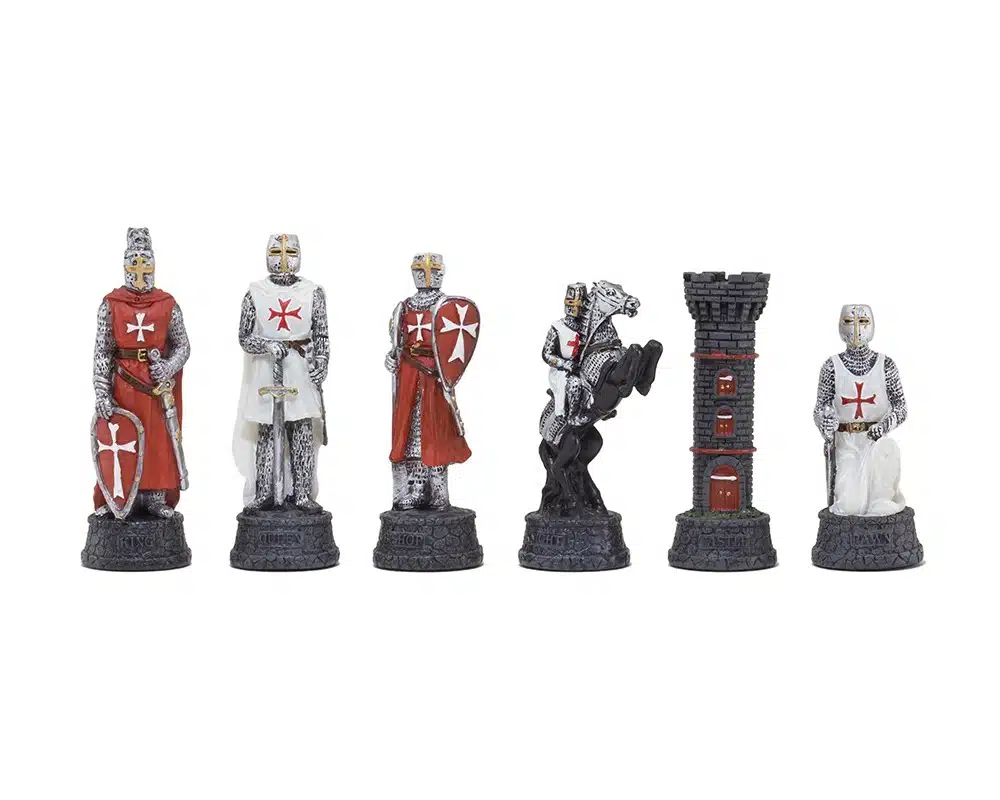 Set Templari Pezzi degli Scacchi in Resina Dipinti a Mano e Scacchiera in Legno di Noce e Acero - immagine 8