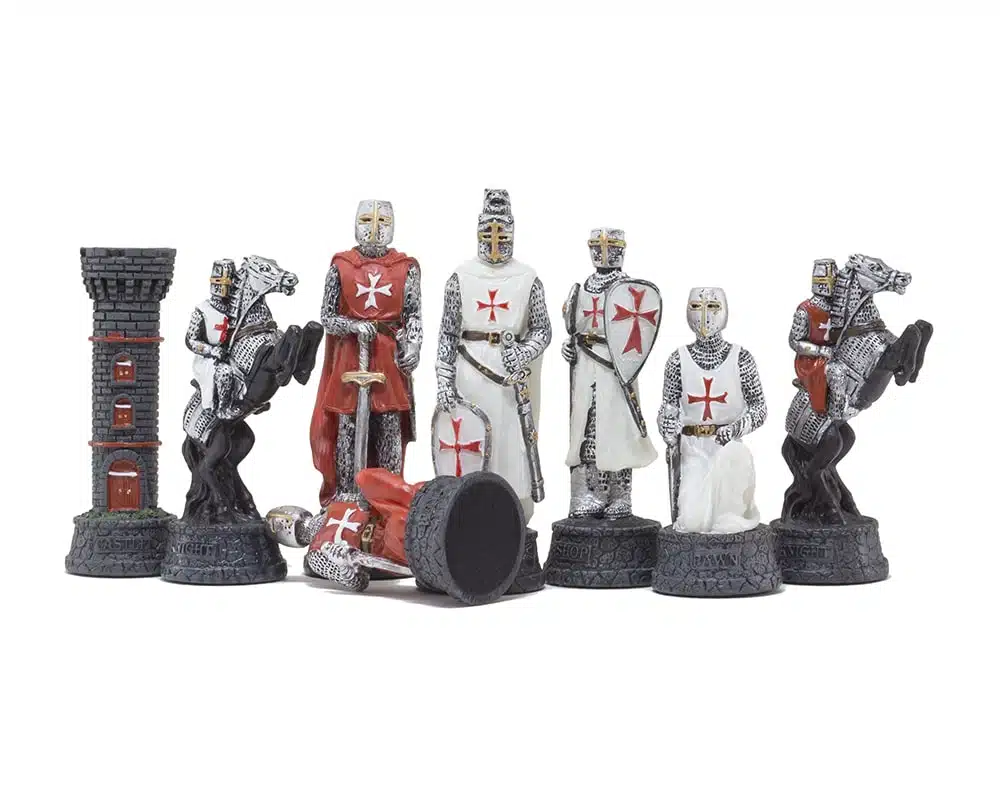 Set Templari Pezzi degli Scacchi in Resina Dipinti a Mano e Scacchiera in Legno di Noce e Acero - immagine 9