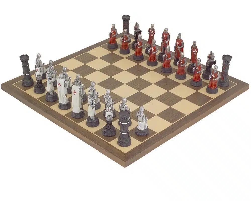Set Templari Pezzi degli Scacchi in Resina Dipinti a Mano e Scacchiera in Legno di Noce e Acero