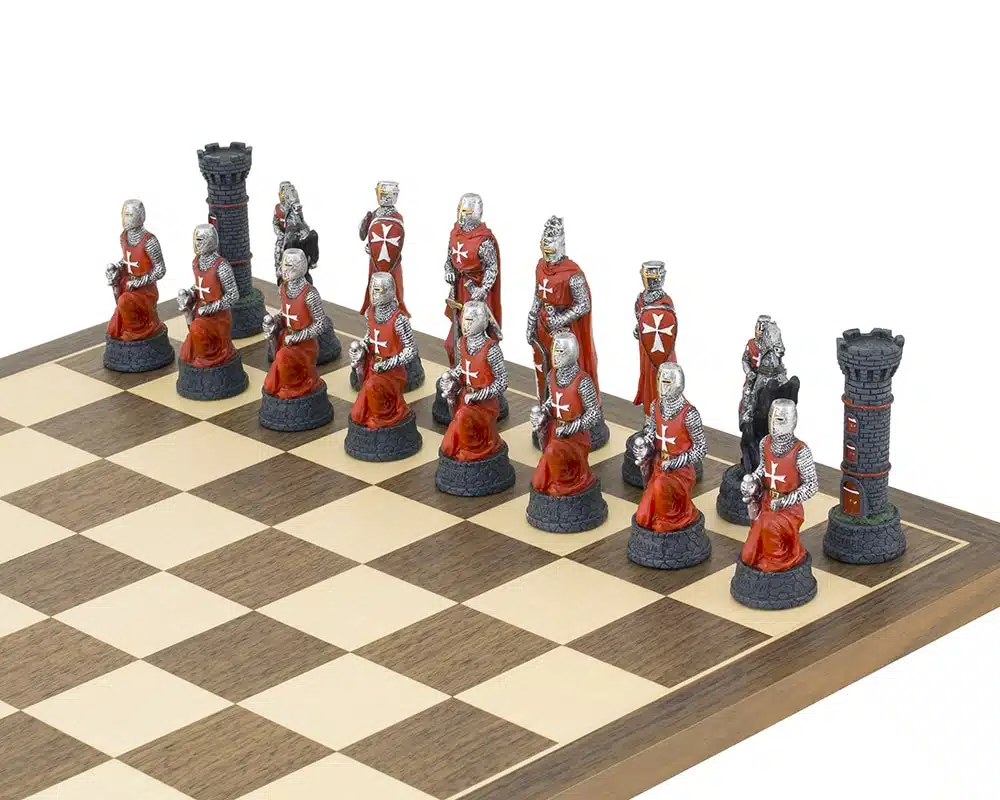 Set Templari Pezzi degli Scacchi in Resina Dipinti a Mano e Scacchiera in Legno di Noce e Acero - immagine 2