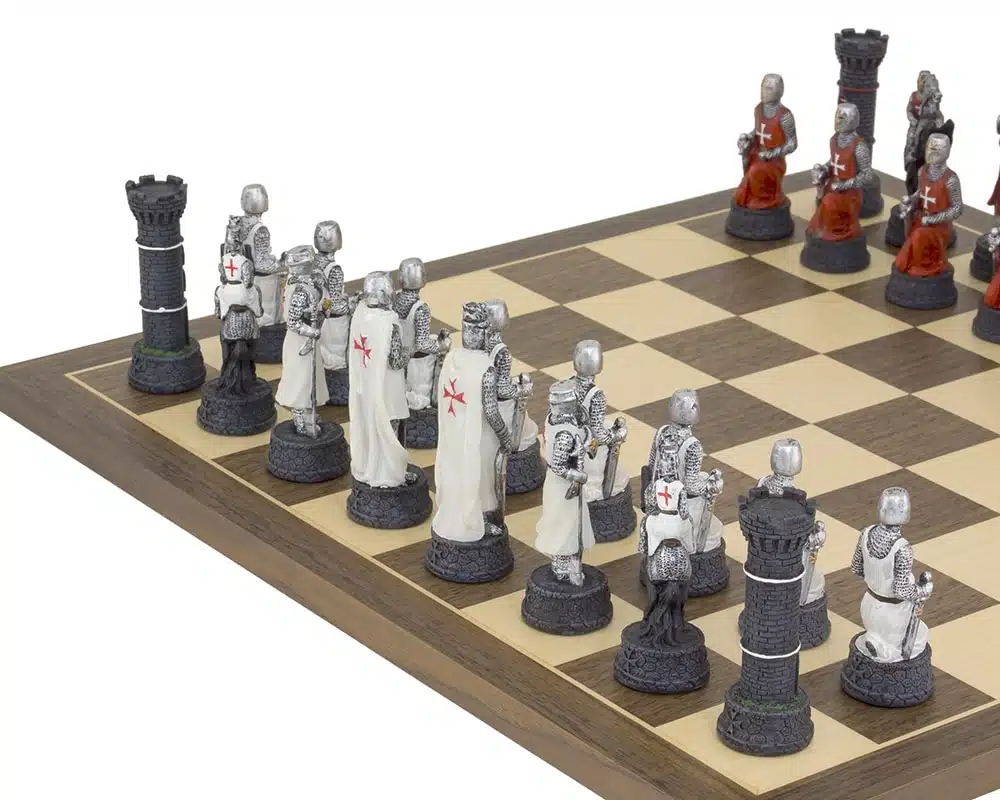 Set Templari Pezzi degli Scacchi in Resina Dipinti a Mano e Scacchiera in Legno di Noce e Acero - immagine 4