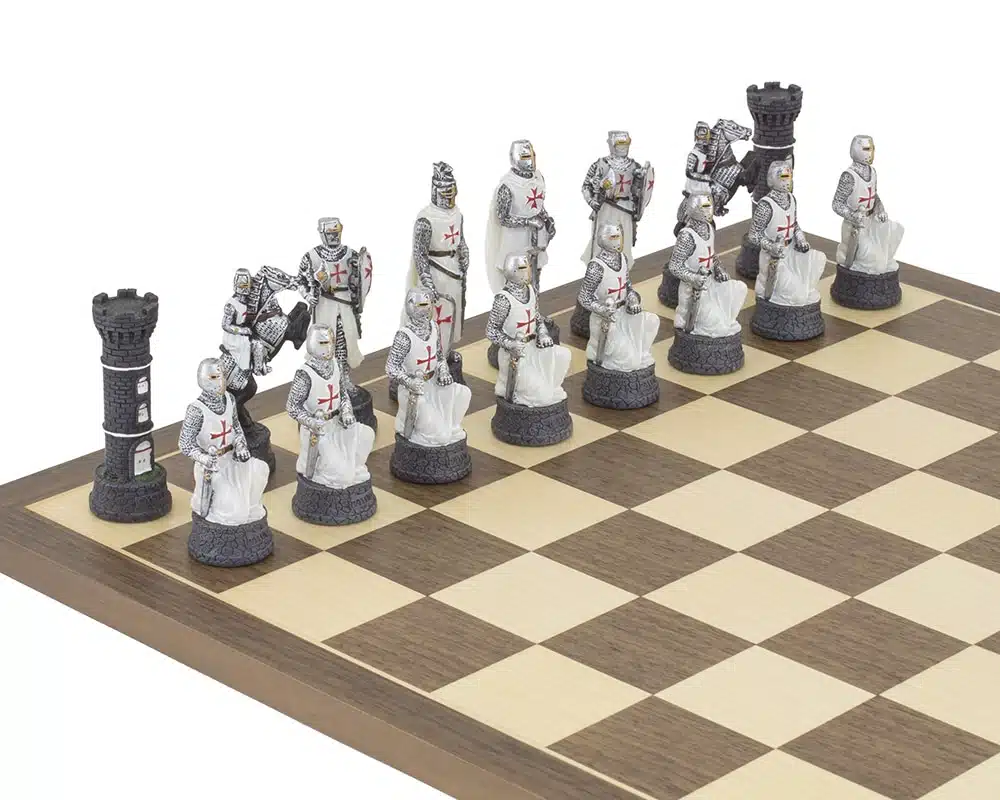 Set Templari Pezzi degli Scacchi in Resina Dipinti a Mano e Scacchiera in Legno di Noce e Acero - immagine 3