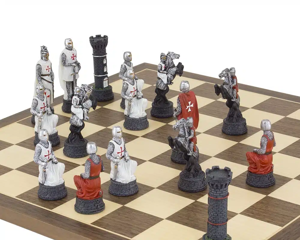 Set Templari Pezzi degli Scacchi in Resina Dipinti a Mano e Scacchiera in Legno di Noce e Acero - immagine 5