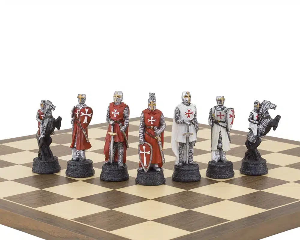Set Templari Pezzi degli Scacchi in Resina Dipinti a Mano e Scacchiera in Legno di Noce e Acero - immagine 6