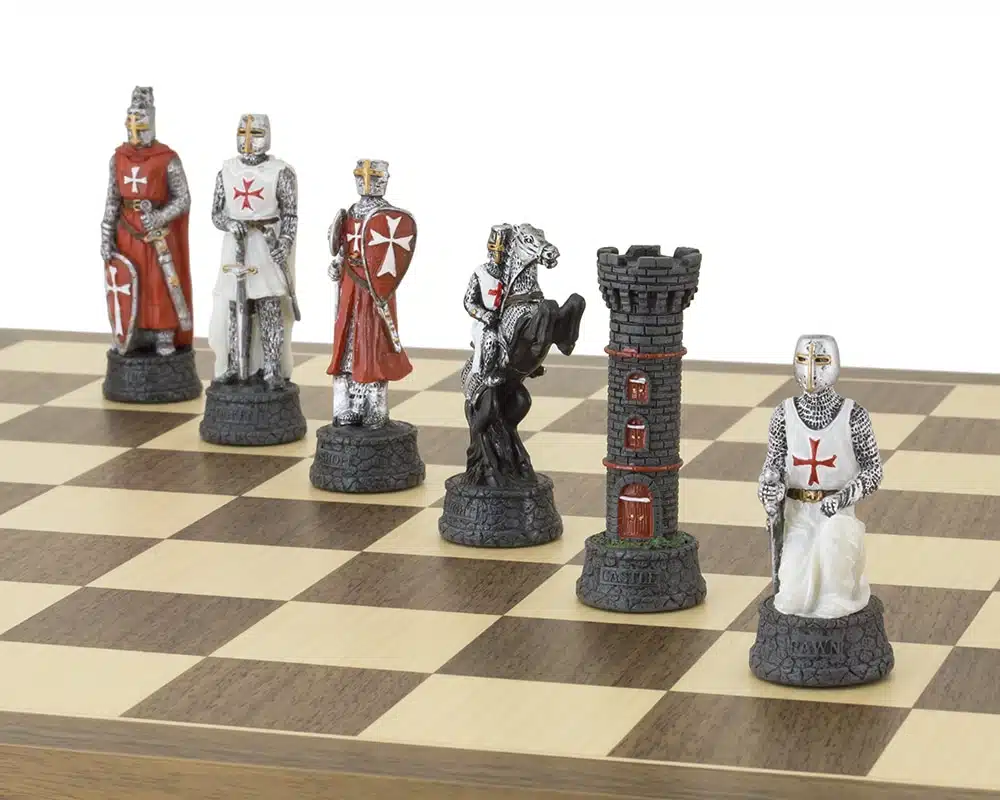 Set Templari Pezzi degli Scacchi in Resina Dipinti a Mano e Scacchiera in Legno di Noce e Acero - immagine 7