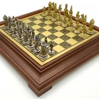 Set Camelot Re Artù XV Scacchiera su Piedistallo in Legno e Pezzi Re Artù in Metallo