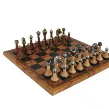 Scacchiera Marrone in Similpelle e Set di Scacchi Staunton in Legno e Metallo