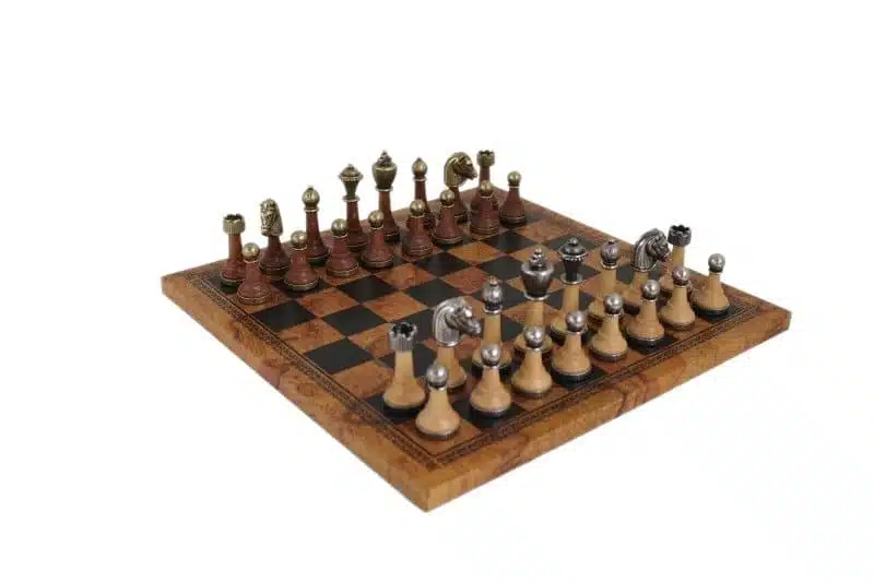 Scacchiera Marrone in Similpelle e Set di Scacchi Staunton in Legno e Metallo