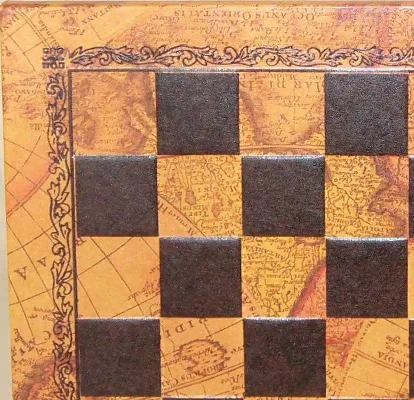 Scacchiera Marrone in Similpelle e Set di Scacchi Staunton in Legno e Metallo - immagine 12