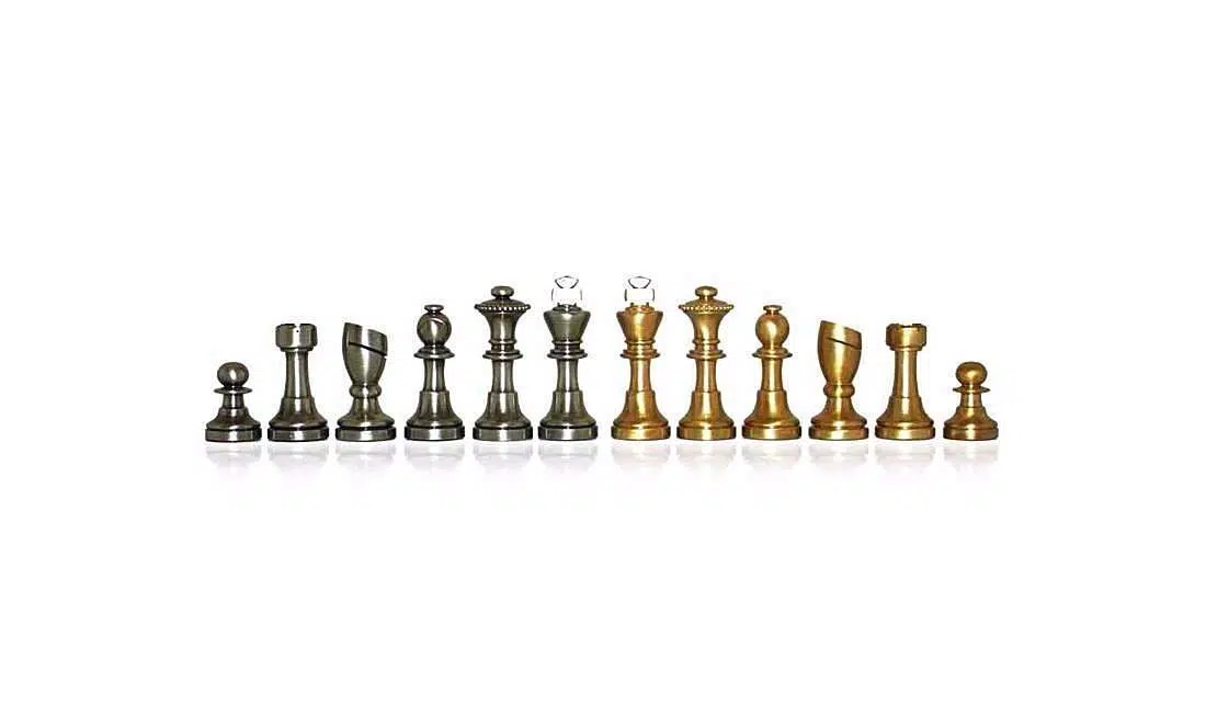 Piccolo Set di Scacchi Moderno in Ottone Artigianale con Scacchiera in Vera Pelle - immagine 5