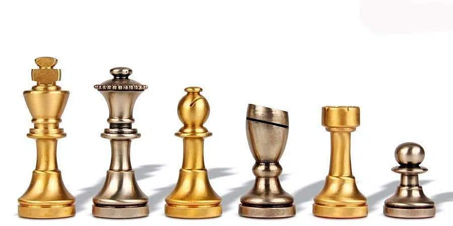Piccolo Set di Scacchi Moderno in Ottone Artigianale con Scacchiera in Vera Pelle - immagine 4