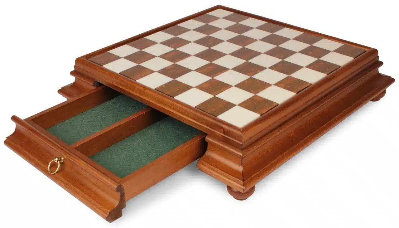 Set Florentine Renaissance III e Scacchiera su Piedistallo con Cassetto Portapezzi - immagine 10