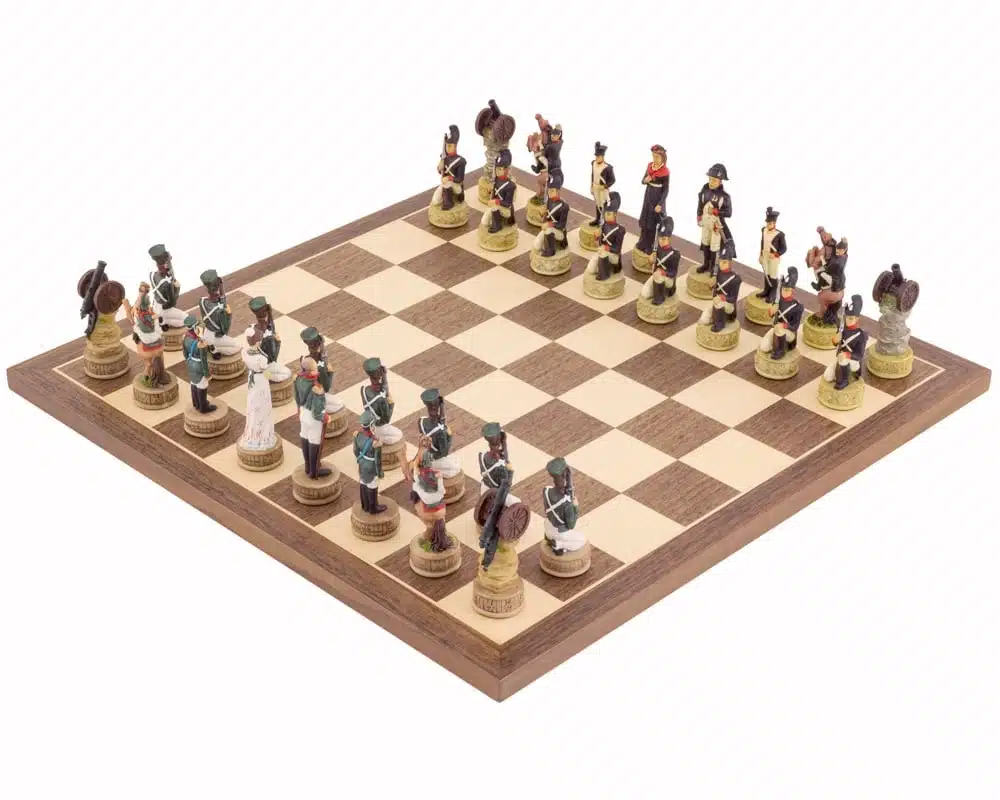 Jeu d'échecs Napoléon Vs Russie en Résine & Échiquier en Bois d'Erable et Noyer