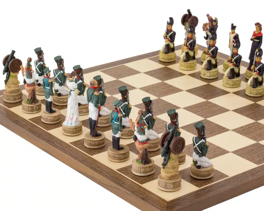 Jeu d'échecs Napoléon Vs Russie en Résine & Échiquier en Bois d'Erable et Noyer