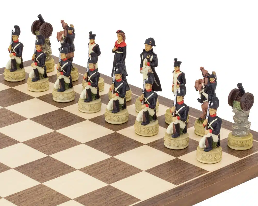 Jeu d'échecs Napoléon Vs Russie en Résine & Échiquier en Bois d'Erable et Noyer