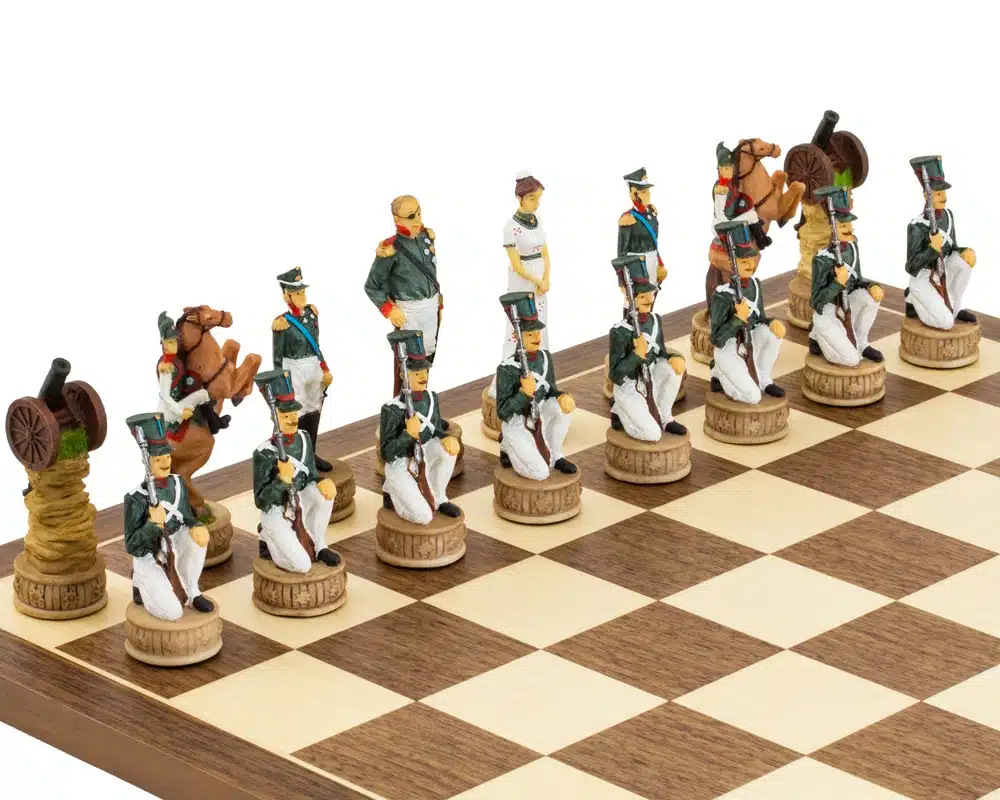 Jeu d'échecs Napoléon Vs Russie en Résine & Échiquier en Bois d'Erable et Noyer