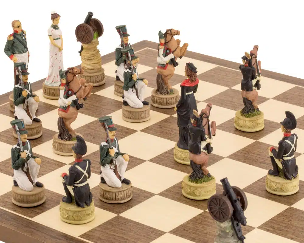 Jeu d'échecs Napoléon Vs Russie en Résine & Échiquier en Bois d'Erable et Noyer