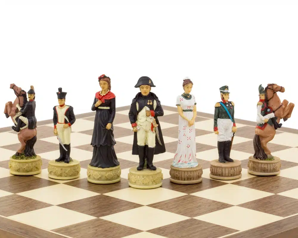 Jeu d'échecs Napoléon Vs Russie en Résine & Échiquier en Bois d'Erable et Noyer