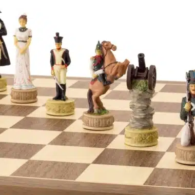 Jeu d'échecs Napoléon Vs Russie en Résine & Échiquier en Bois d'Erable et Noyer
