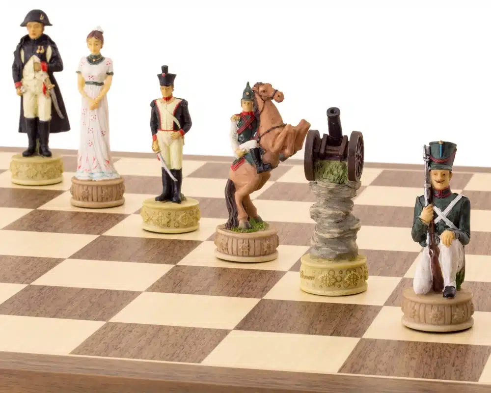 Jeu d'échecs Napoléon Vs Russie en Résine & Échiquier en Bois d'Erable et Noyer