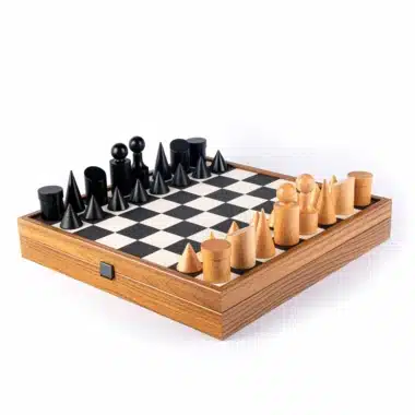 Set di Scacchi Bauhaus Bianco e Nero in Legno e Similpelle con Vano Portapezzi