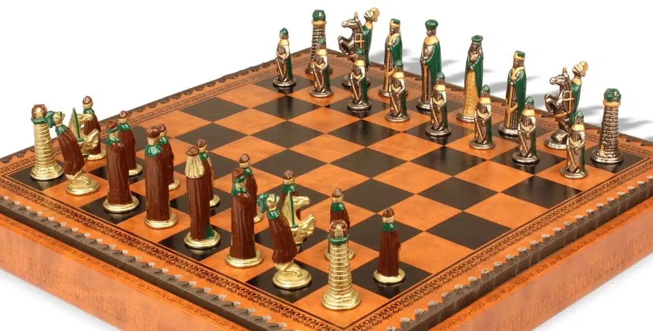 Piccolo Set di Scacchi Medievale e Scacchiera con Vano Portapezzi - immagine 3