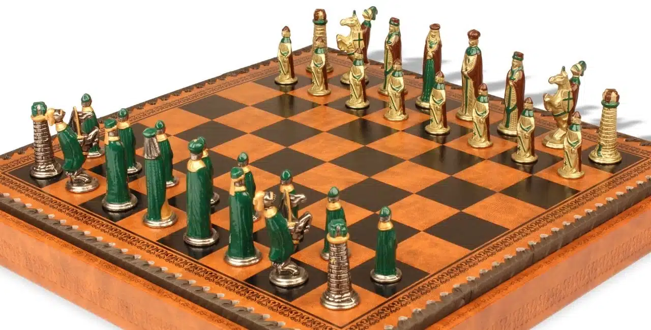 Piccolo Set di Scacchi Medievale e Scacchiera con Vano Portapezzi - immagine 4