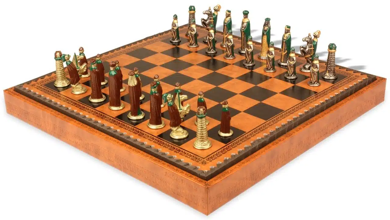 Piccolo Set di Scacchi Medievale e Scacchiera con Vano Portapezzi