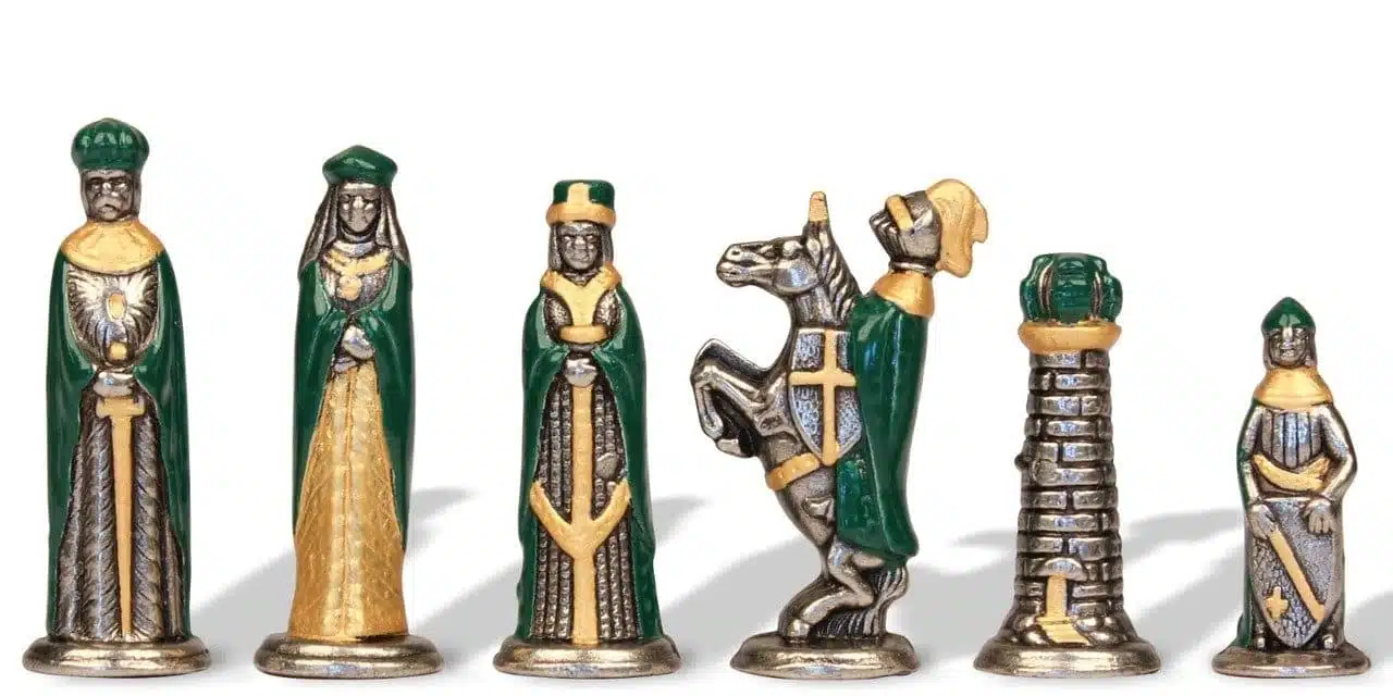 Piccolo Set di Scacchi Medievale e Scacchiera con Vano Portapezzi - immagine 9