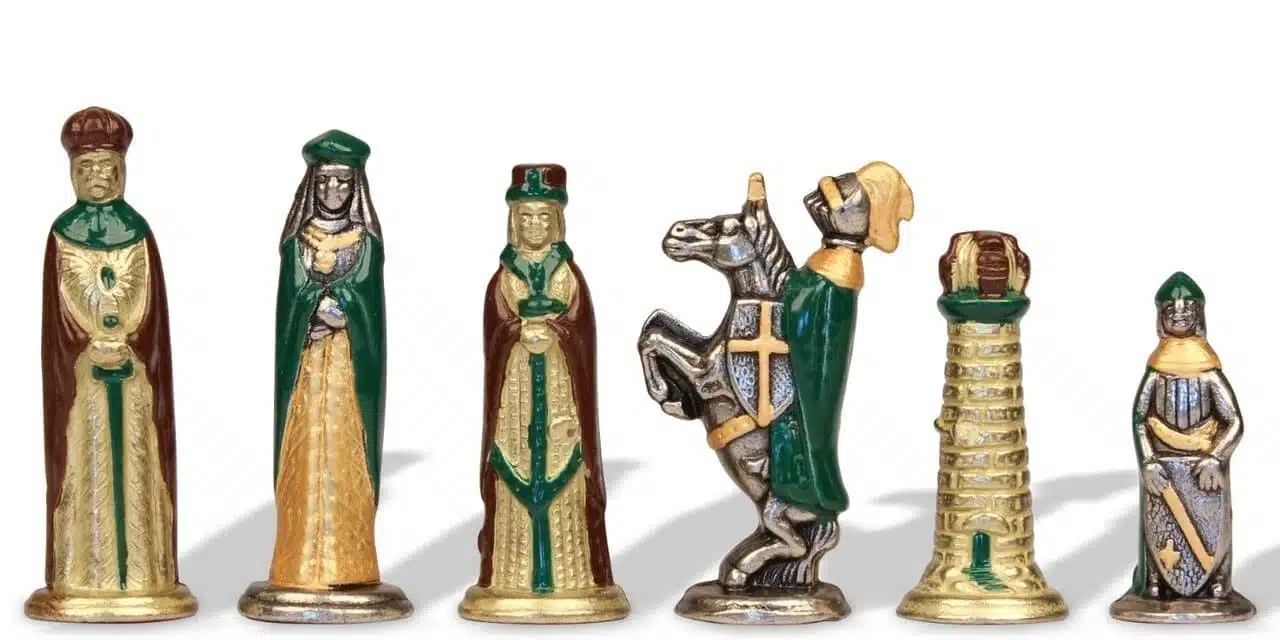 Piccolo Set di Scacchi Medievale e Scacchiera con Vano Portapezzi - immagine 7