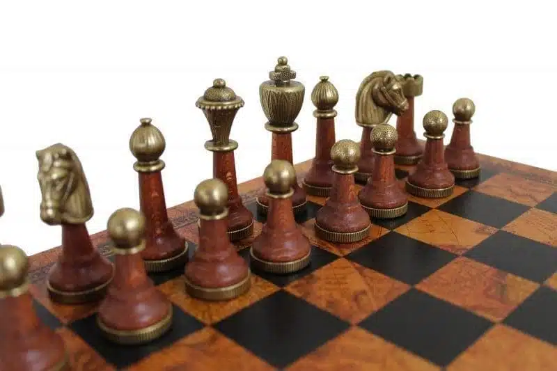 Scacchiera Marrone in Similpelle e Set di Scacchi Staunton in Legno e Metallo - immagine 2
