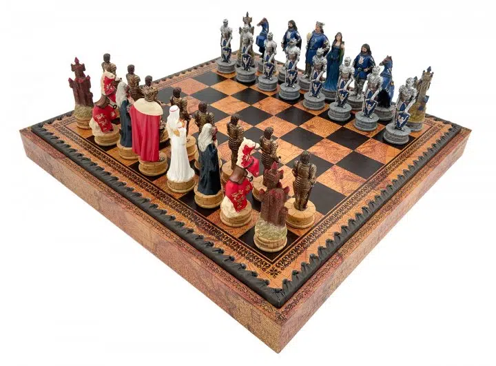 Jeu d'Échecs Roi Arthur - Échiquier - Backgammon et Jeu de dames en similicuir avec rangement & Pièces en résine